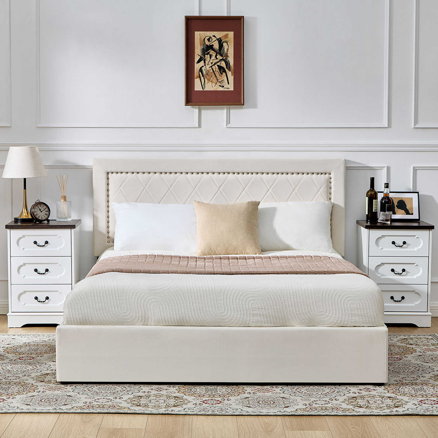 Lit coffre Sandiego avec sommier relevable 140x200cm et tête de lit cloutée Velours Beige