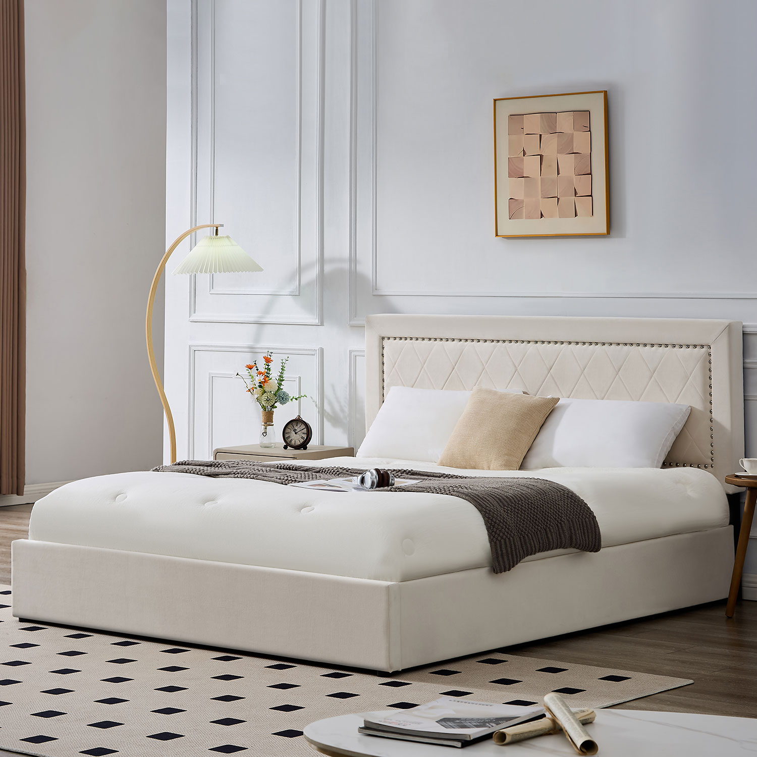 Lit coffre Sandiego avec sommier relevable 180x200cm et tête de lit cloutée Velours Beige clair